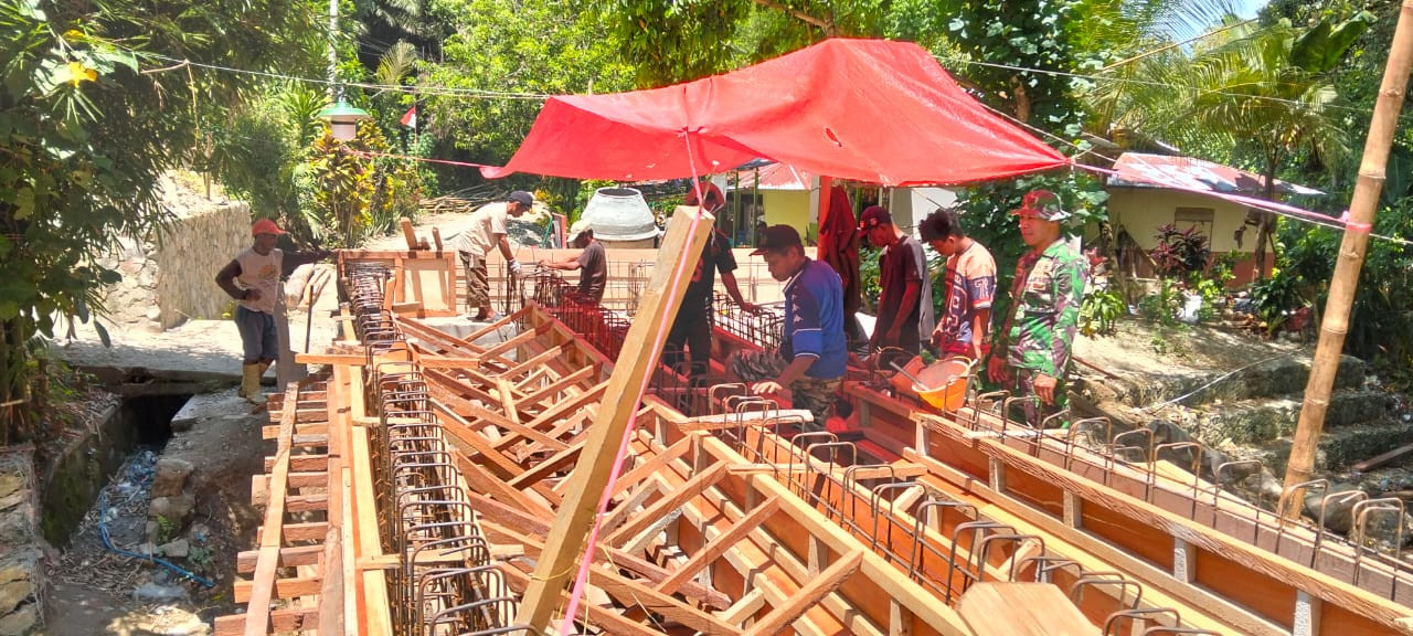 Personel Koramil 1315-01 Telaga Aktif Dampingi Dan Pantau Pembangunan Jembatan Garuda Di Desa Ulapato B Hingga Tahap Gelagar dc916a71-14e1-457c-bd12-6ca79b56c26b.jpg