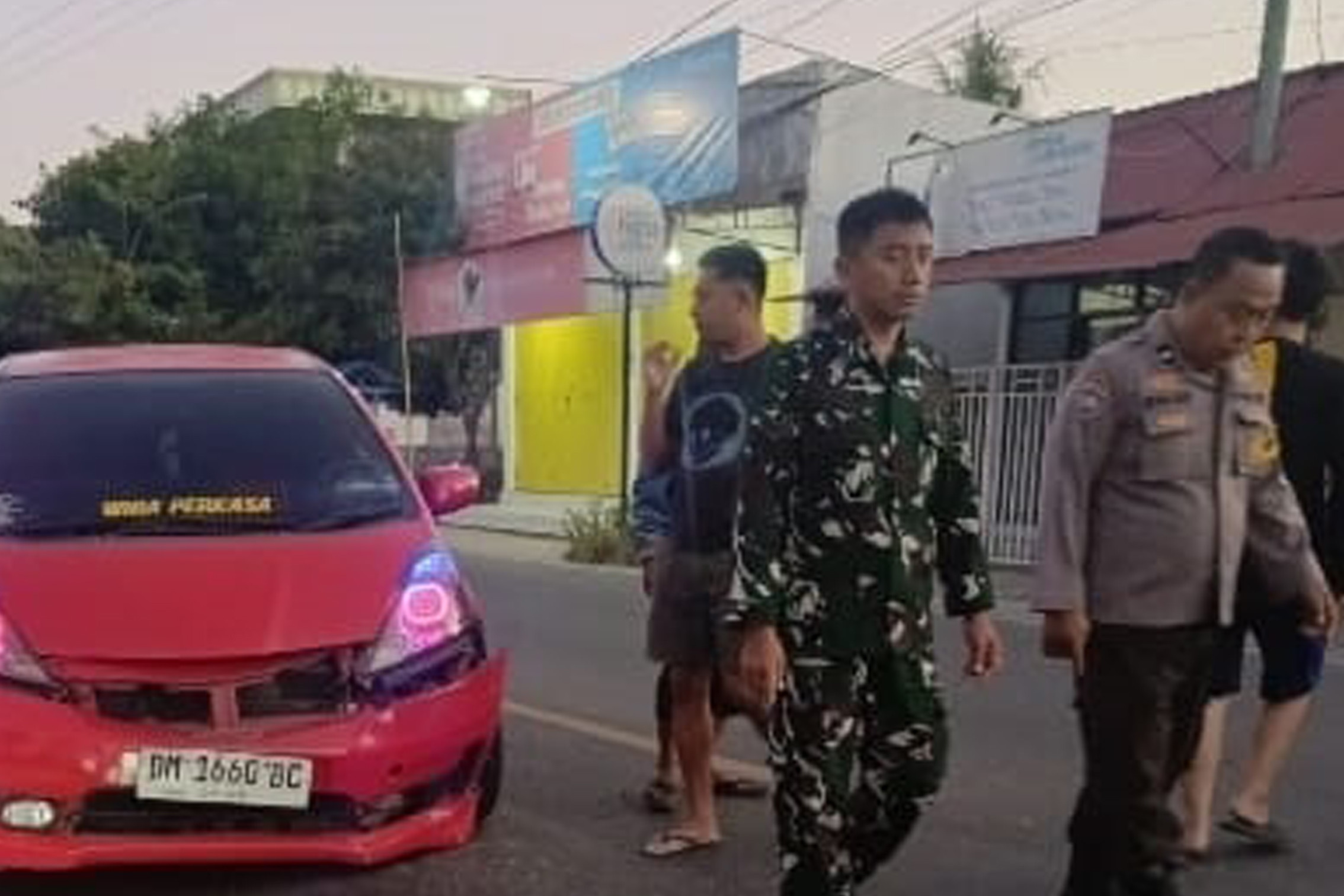 Babinsa Koramil 1315-01 Telaga Respons Cepat Tangani Insiden Lalu Lintas Honda Jazz Dan Bentor e121588c-49f4-4600-b506-d8d3f46a7da7.jpg