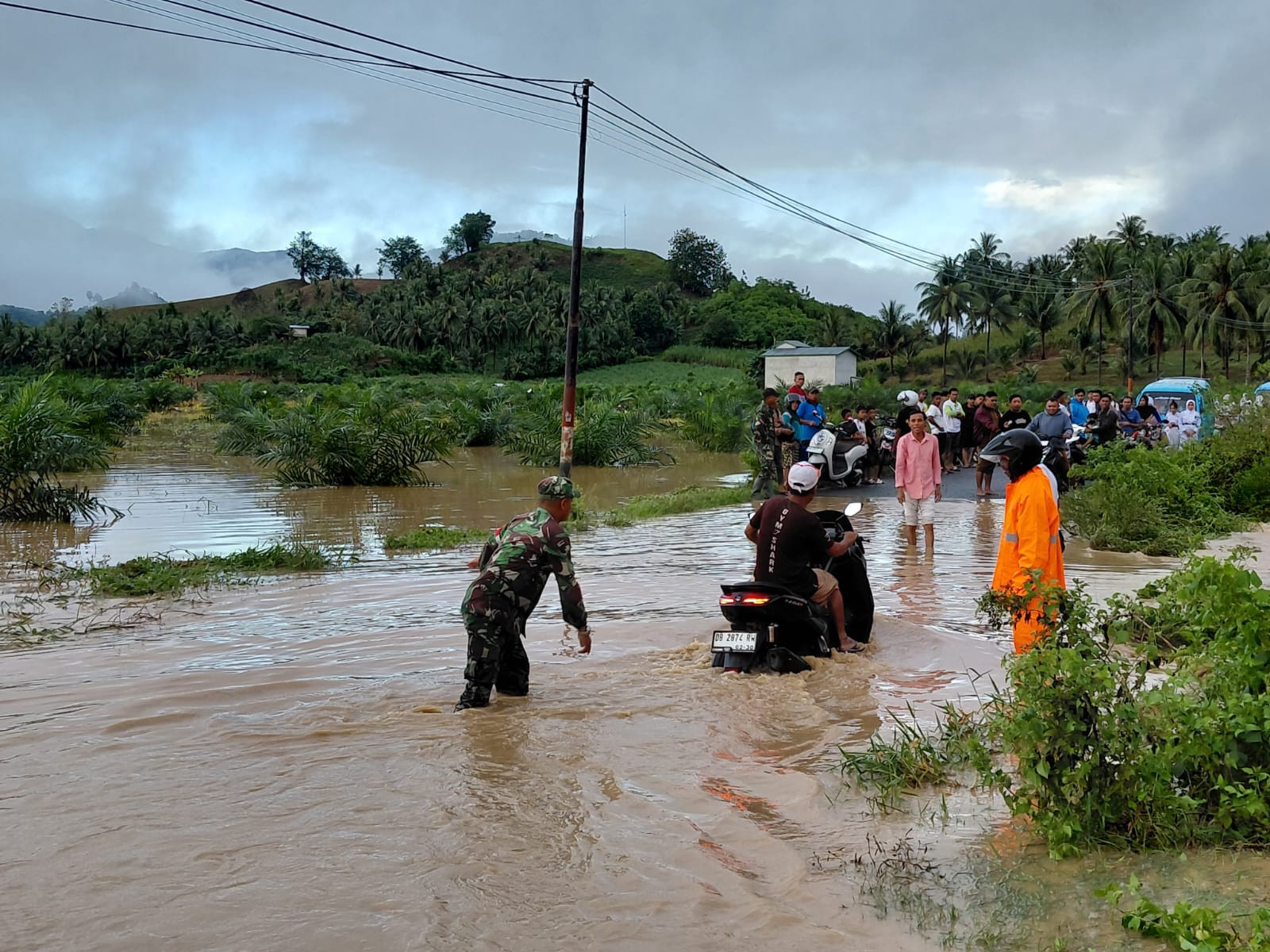 Babinsa Koramil 1315-05/Boliyohuto Bantu Warga Terdampak Banjir Akibat Luapan Sungai Paguyaman Di Desa Binaan Asparaga. e4aaf9ab-00b9-44b0-958d-b76060f530db.jpg
