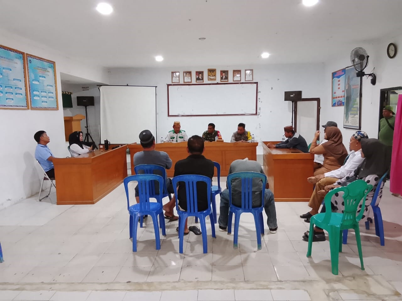 Kehadiran Babinsa Koramil Telaga Perkuat Mediasi Kesalahpahaman Warga Desa Lupoyo Dengan Pendekatan Musyawarah Kekeluargaan Harmonis e5a31696-b691-49bb-22222222222222222222222229d38-471b80efd1fd.jpg