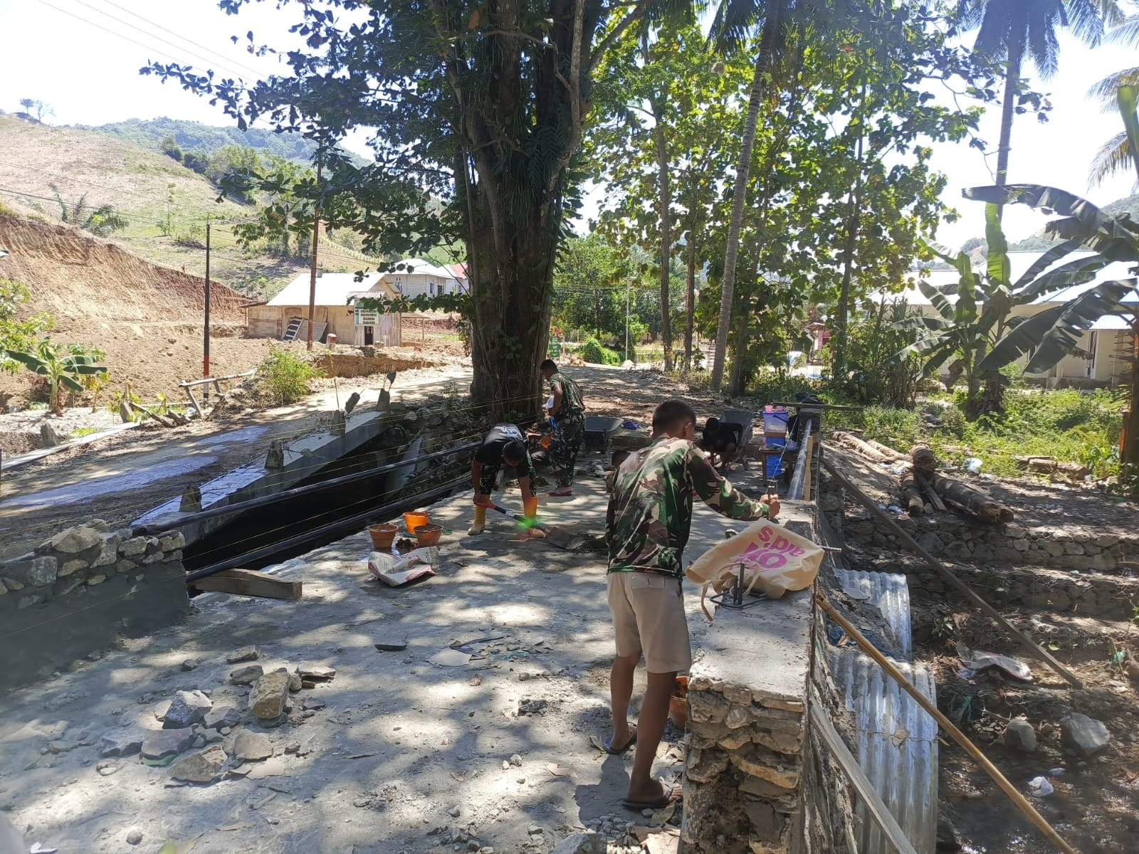 Jembatan Garuda Armco Desa Iloheluma Dikerjakan Dengan Pendampingan Koramil Boliyohuto Demi Kemudahan Akses Warga Bersama e687f0be-91f0-4d1d-a1322222222222222222c-de52da8cd7ab.jpg