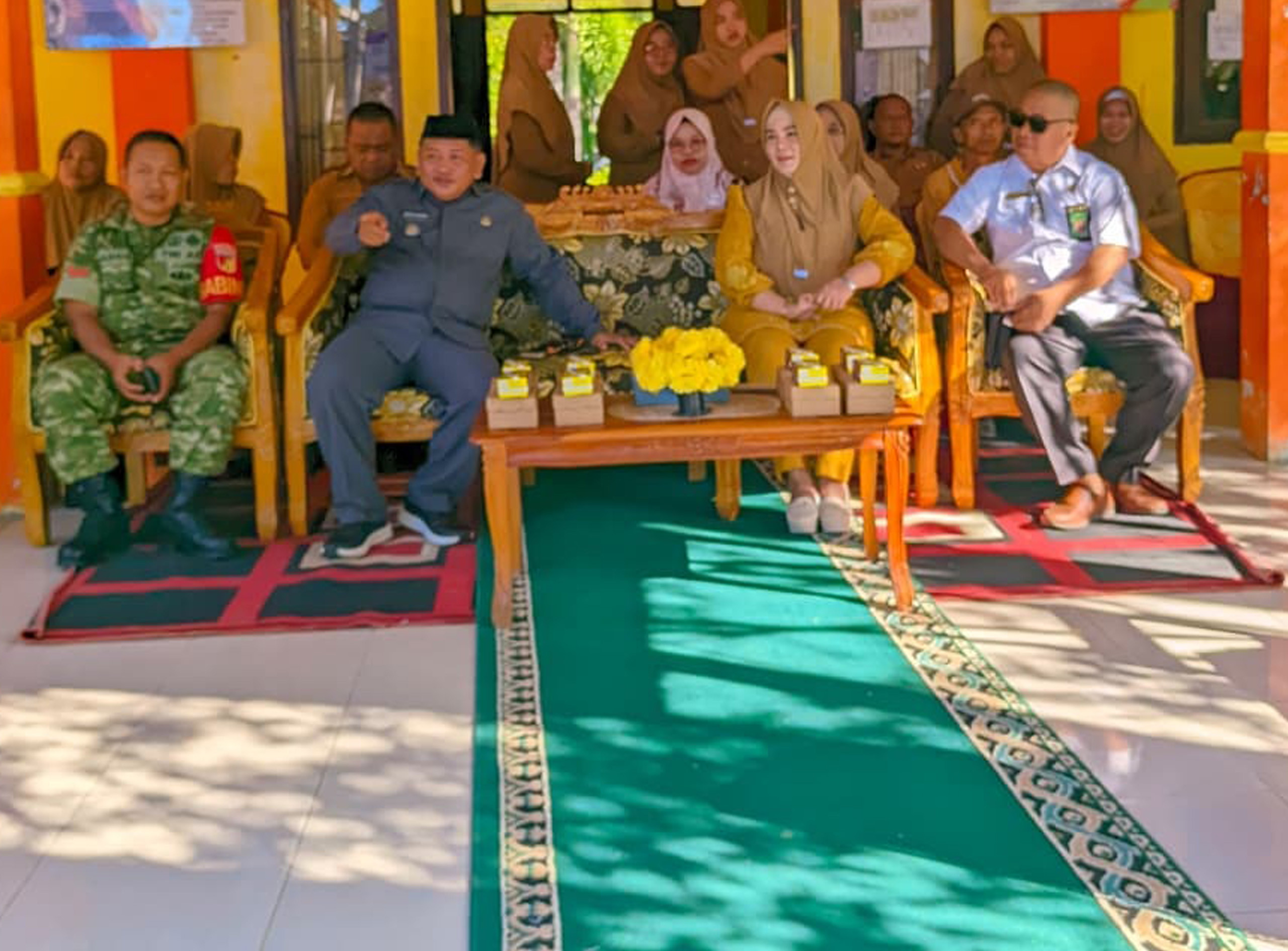 Kehadiran Babinsa Koramil 1315-02/Limboto Meriahkan Upacara MPLS Ramah SMAN 1 Limboto Barat eb11f0a5-4a3f-460a-8bfb-5103f598e350.jpg
