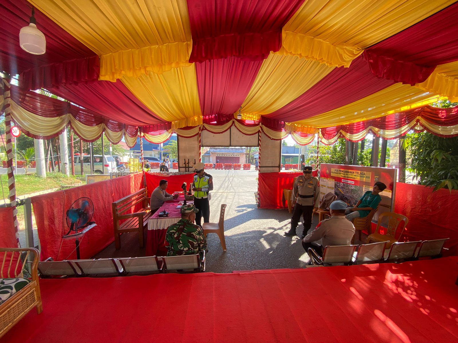 Personel Koramil 1315-01 Telaga Amankan Perayaan Lebaran Idulfitri 1447 Hijriah Demi Kenyamanan Warga f0d4d7cd-6f19-4ca8-862d-f8eef15278bf.jpg