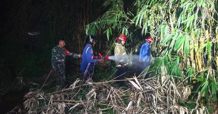 Babinsa Koramil 1315/Kab. Gorontalo Sigap Bantu Padamkan Kebakaran Lahan Bambu Milik Desa Bersama Warga Setempat f1b92c9e-fad1-4422222222222222222222dc-aba4-e61c575b197d.jpg