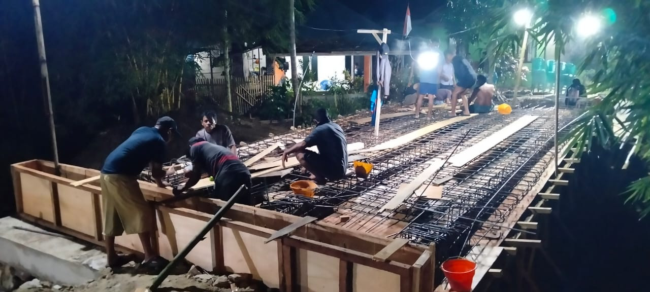 Demi Akses Warga Lebih Lancar, Koramil 1315-01/Telaga Kebut Pembangunan Jembatan Garuda Hingga Larut Malam f28fc0e3-9a57-4986-b8d2-7af2e4d52bc0.jpg