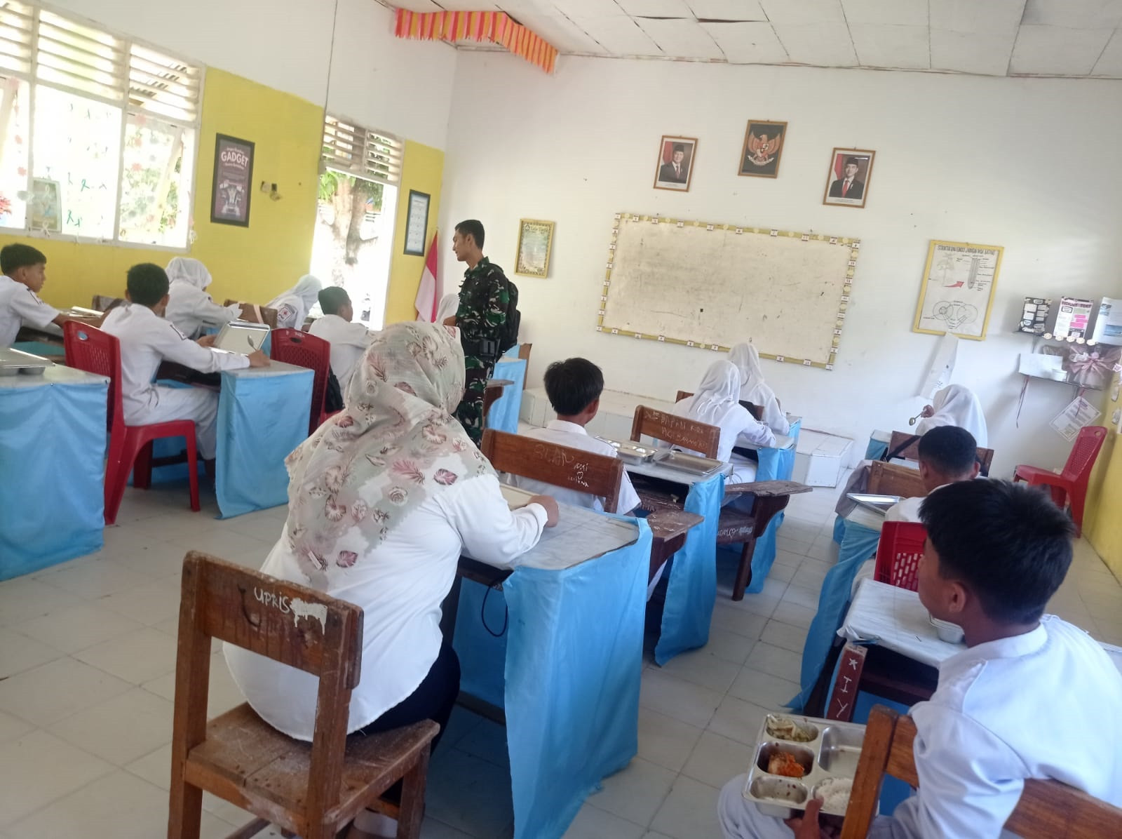 Babinsa Koramil Boliyohuto Dampingi Pelaksanaan Program Makan Bergizi Gratis Tingkat Sekolah di Kecamatan Asparaga fc0906ac-9fc2-4b77-8fb2-9edc9dc307ea.jpg