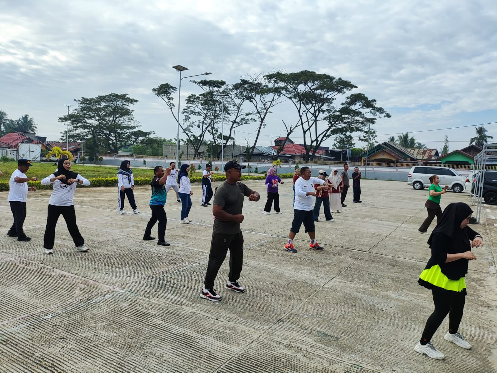 Babinsa Koramil 1315-04 Tibawa Hadiri Senam Bersama Dan Gerakan Bersih Terminal Isimu ffc70c4b-7c0e-4cfe-983a-ac258e389a8d.jpg