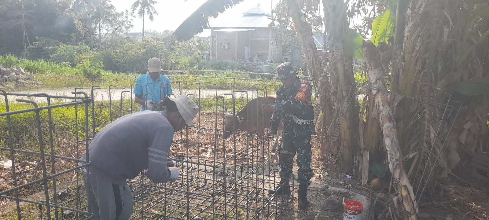Pendampingan Babinsa Limboto Dalam Perakitan Besi Blok Pilon Pembangunan Jembatan Gantung
