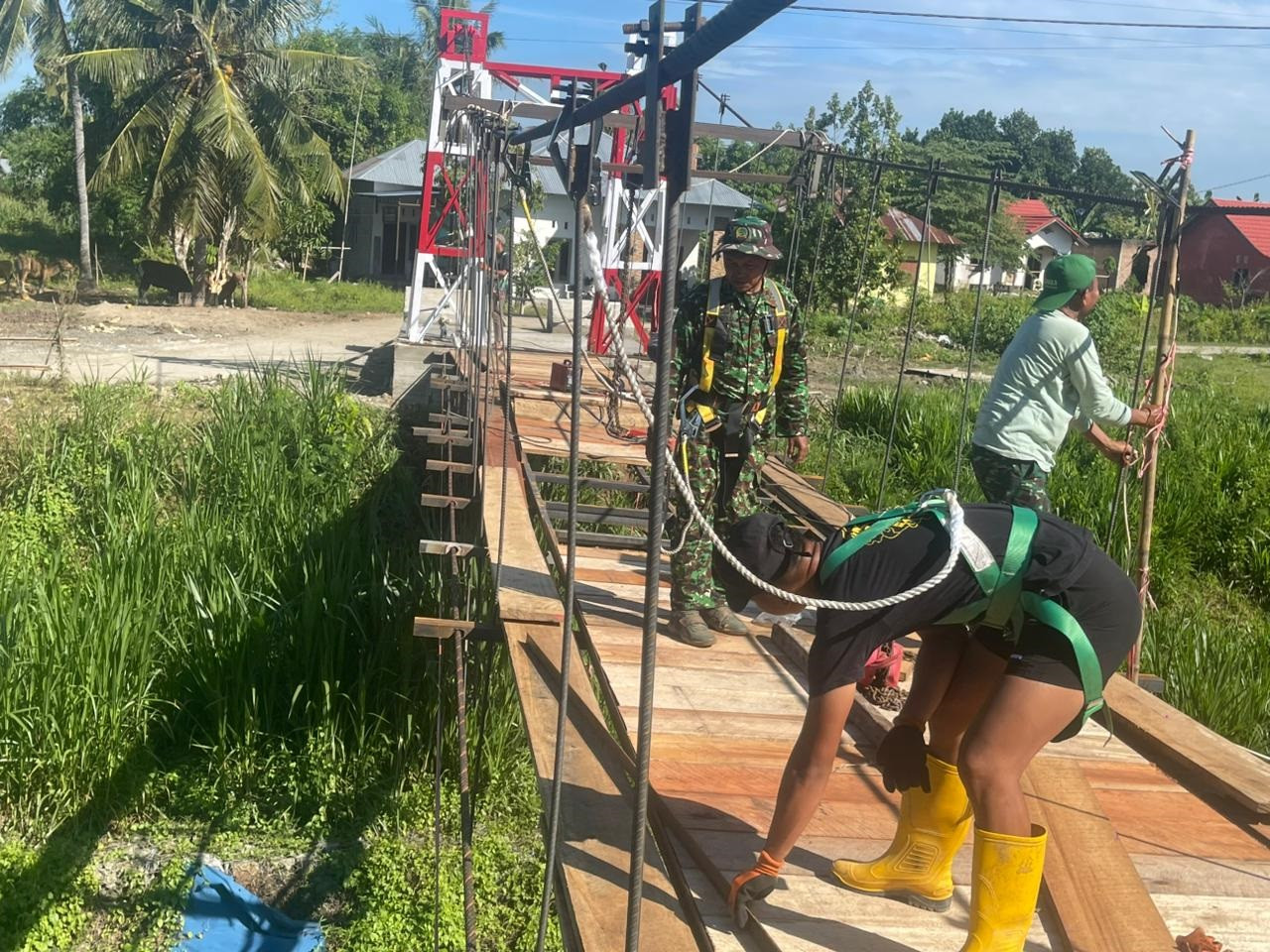 Koramil Limboto Dampingi Pekerja Jembatan Perintis Garuda, Proses Penyetelan Hanger Dan Pemasangan Papan Berlanjut