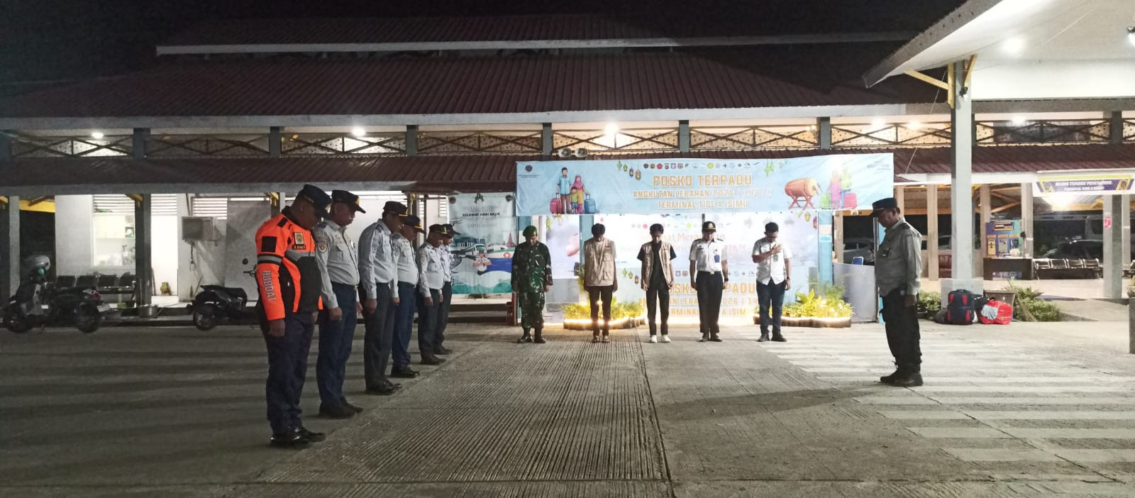 Anggota Koramil 1315-04 Tibawa Laksanakan Pengamanan Pos Terpadu Angkutan Lebaran 2026
