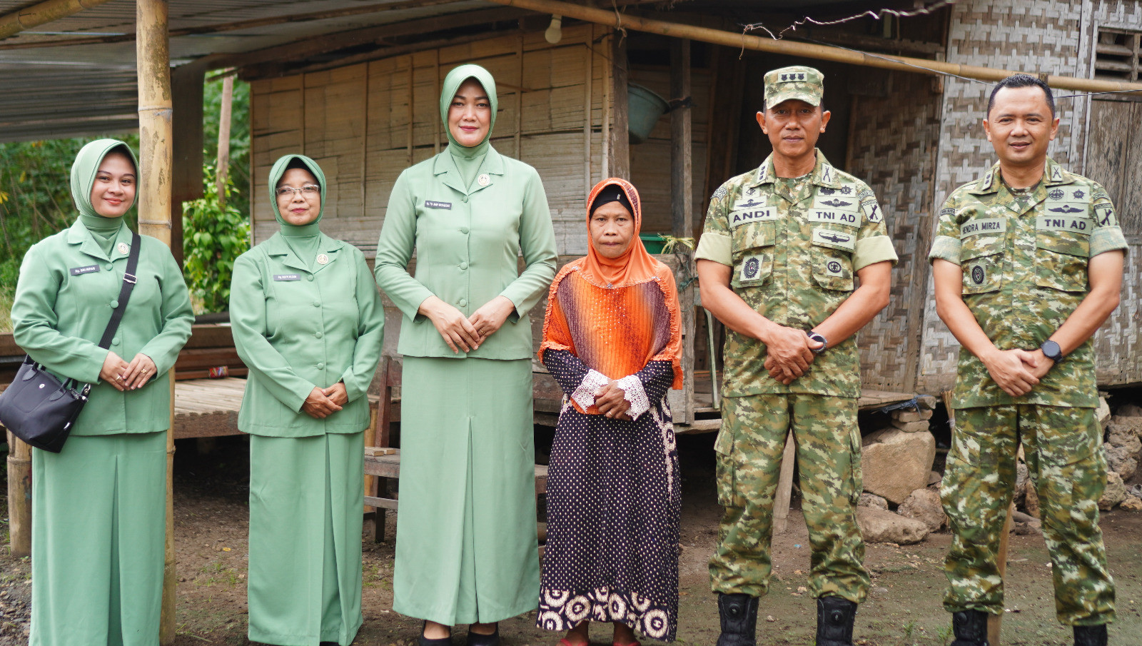Semangat Kepedulian HUT Ke-68 Kodam XIII/Merdeka, Koramil Tibawa Kawal Bantuan Sembako Untuk Masyarakat