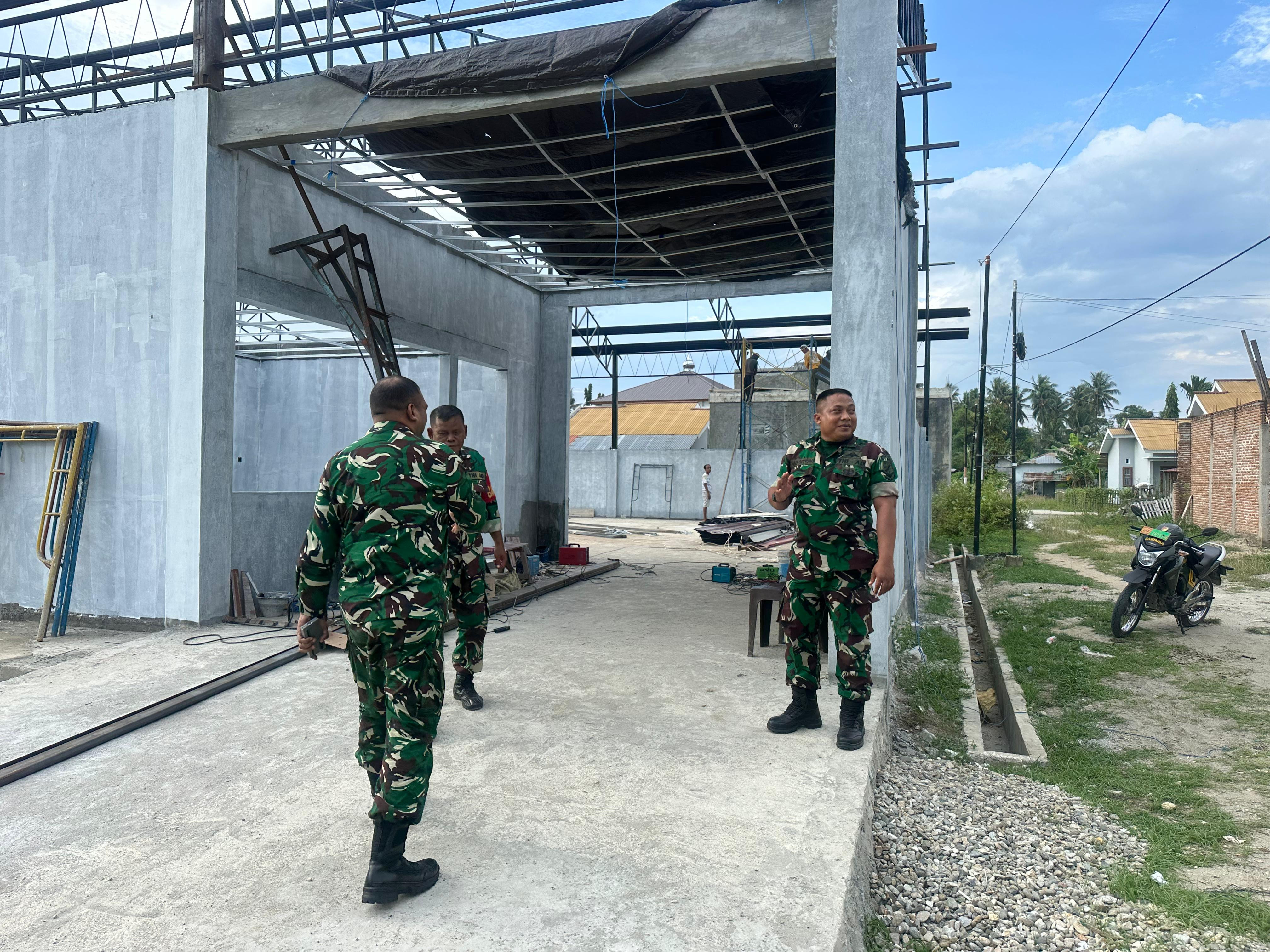 Dandim Tinjau Langsung Progres Pembangunan Gerai Koperasi Merah Putih Desa Tenggela Demi Percepatan Penyelesaian