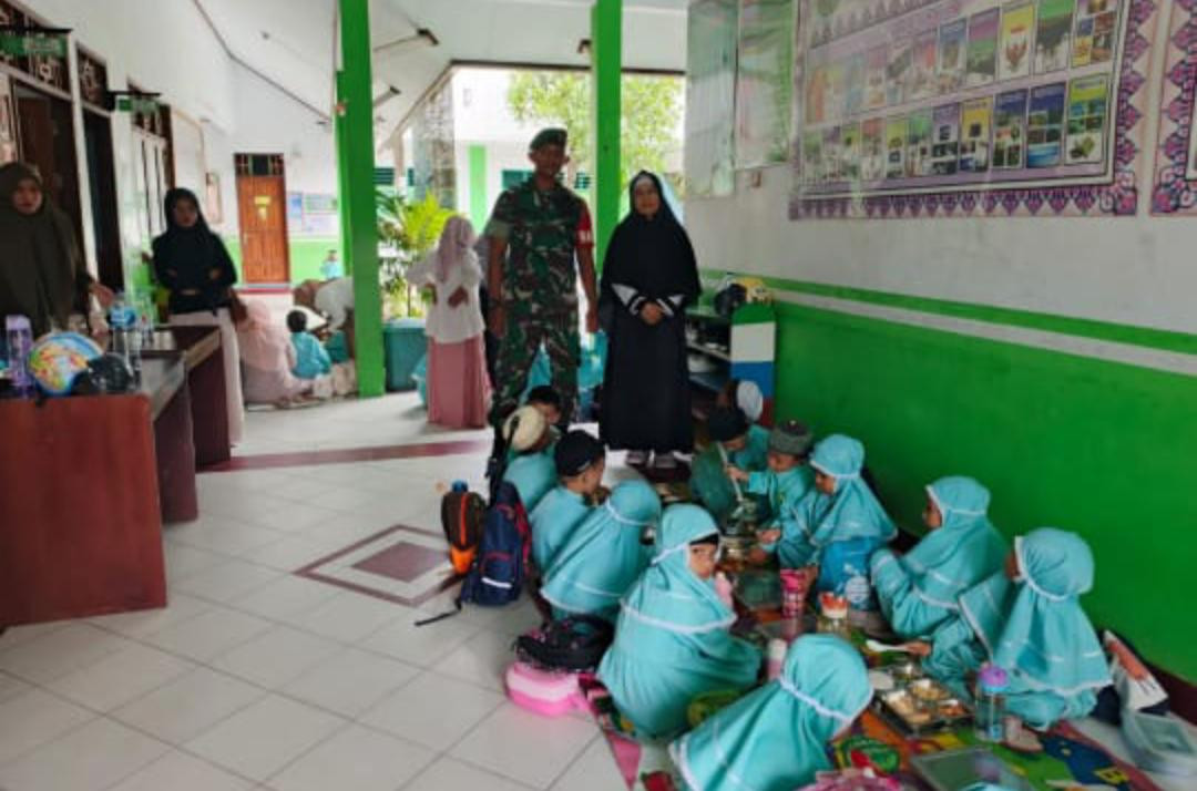Peran Aktif Babinsa Telaga Dalam Pendampingan Makan Bergizi Gratis Untuk Siswa Kecamatan Telaga Jaya