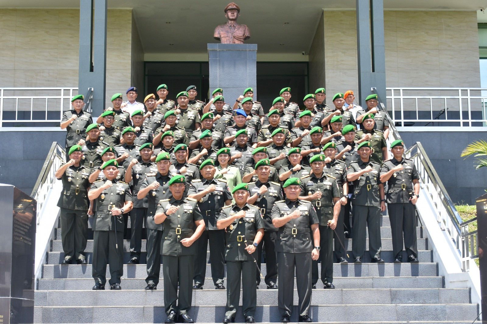 Dedikasi Kepemimpinan TNI Tercermin Saat Danrem 133/NW Menghadiri Prosesi Serah Terima Jabatan Kasdam XIII/Mdk 